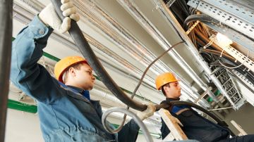 33% de los puestos de trabajo en instalación de equipamiento eléctrico tardan más de tres meses en cubrirse./Shutterstock