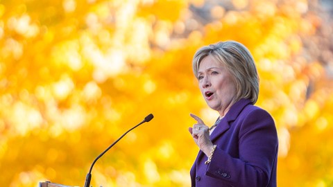 La precandidata demócrata Hillary Clinton fue criticada por el uso de la frase "inmigración ilegal" y por jactarse de votar "en numerosas ocasiones" en favor del muro fronterizo.