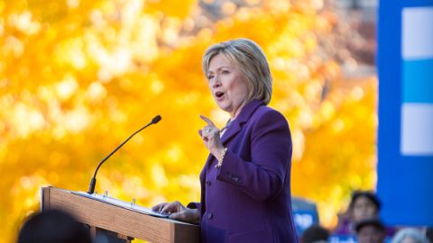 La precandidata demócrata Hillary Clinton fue criticada por el uso de la frase "inmigración ilegal" y por jactarse de votar "en numerosas ocasiones" en favor del muro fronterizo.