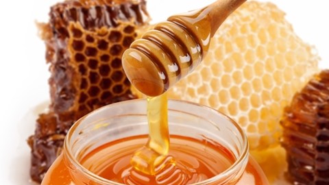 La miel de abejas es uno de los productos naturales que aportan más energía.