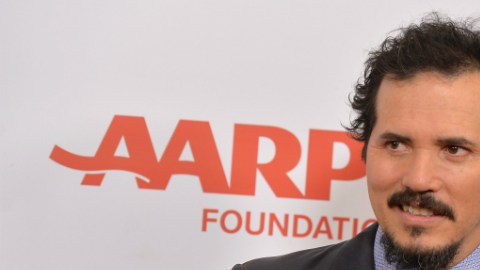 El actor colombiano se une a otros artistas que han criticado la polémica decisión de NBC.