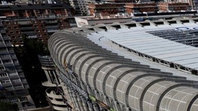 Vista panorámica del Santiago Bernabéu, casa del Real Madrid en donde se jugará El Clásico este sábado.