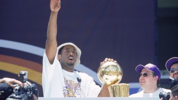 Kobe Bryant celebra en el desfile de los Lakers tras la conquista de las Finales de 2000. Ganaría cuatro coronas más.