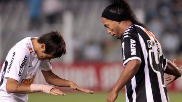Neymar hace una reverencia a Ronaldinho en un duelo en el que se enfrentaron en 2012 en el campeonato brasileño.