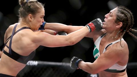 Ronda Rousey maltrató a Bethe Correia con sus puños en agosto. El sábado se medirá a Holly Holm, una excampeona de boxeo.