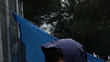Refugiados bajo la lluvia en un campamento superpoblado en la isla de Lesbos, en Grecia.