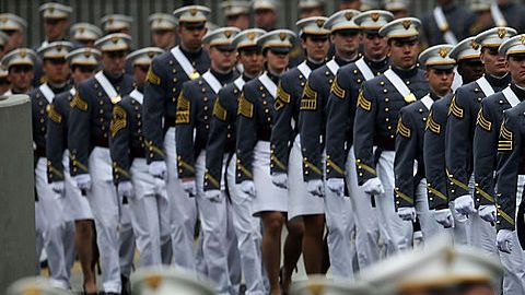 Cadetes entran en el estadio de West Point para la ceremonia de graduación en la Academia Militar de EEUU, el 28 de mayo de 2014, en West Point, Nueva York