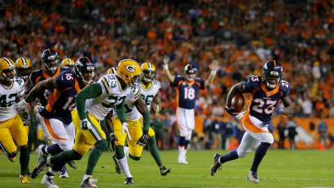 Ronnie Hillman se escapa en carrera de 15 yardas para uno de sus dos touchdowns por Denver contra Green Bay.