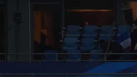 Los espectadores se concentran en el campo en el encuentro entre Francias y Alemania.