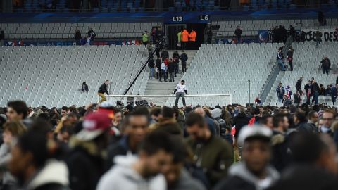 Los espectadores se concentran en el campo en el encuentro entre Francias y Alemania.