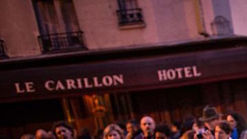 Una persona deposita flores ante el restaurante The Petit Cambodge, uno de los lugares que sufrió ataques terroristas en París.