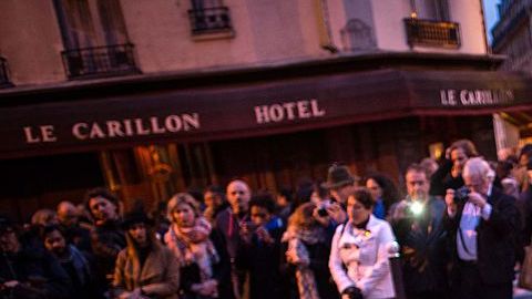 Una persona deposita flores ante el restaurante The Petit Cambodge, uno de los lugares que sufrió ataques terroristas en París.