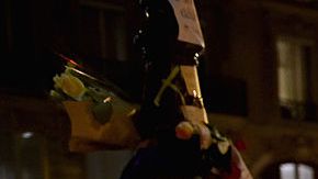 Tributo a las víctimas de los ataques en París en las afueras de la sala de conciertos Bataclan.