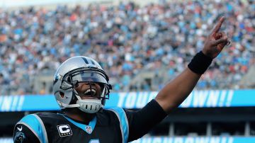 La inconfundible sonrisa de Cam Newton, el jugador de moda en la NFL al guiar a los Panthers a 10 triunfos seguidos.