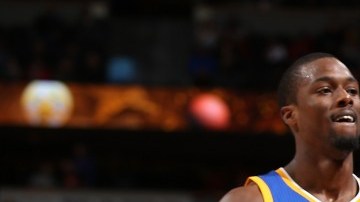 Los Warriors celebraron el domingo en Denver al empatar un récord con su victoria 15 en fila al inicio de la temporada.