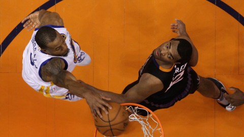 Andre Iguodala, de los Warriors, retaca el balón durante el juego contra Phoenix que fue la victoria 17 en fila para Golden State.