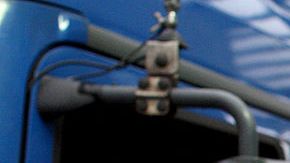 Policías de Polonia y Alemania chequean un carro en cruce de la frontera polaca a Frankfurt (Oder), Alemania, el 13 de diciembre de 2007. Cuando entre en vigor el acuerdo de Schengen el 21 de diciembre de 2007, serán retirados del servicio estos puestos de control fronterizo.