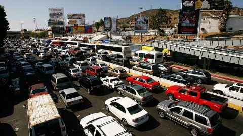 Los cruces fronterizos son muy transitados. En un reporte residentes de la zona se quejan de malos tratos de los agentes