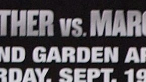Óscar de la Hoya le toma una foto a Floyd Mayweather en una conferencia de prensa de 2009 previa a al combate contra Juan Manuel Márquez.