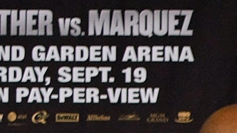 Óscar de la Hoya le toma una foto a Floyd Mayweather en una conferencia de prensa de 2009 previa a al combate contra Juan Manuel Márquez.