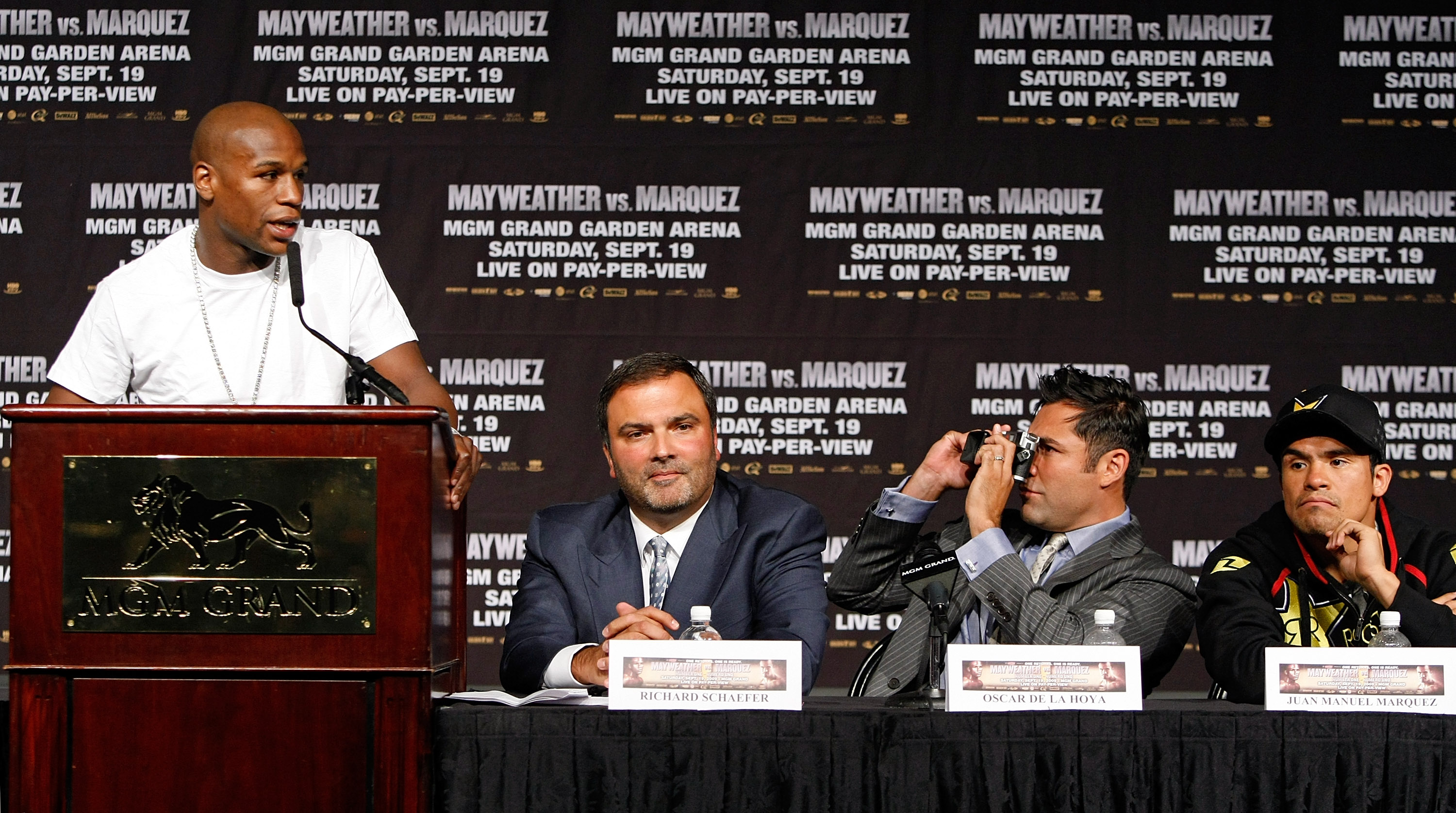 De la Hoya destruye a Mayweather en carta de despedida y 