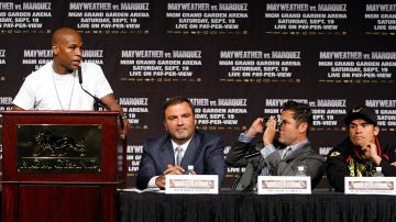 Óscar de la Hoya le toma una foto a Floyd Mayweather en una conferencia de prensa de 2009 previa a al combate contra Juan Manuel Márquez.