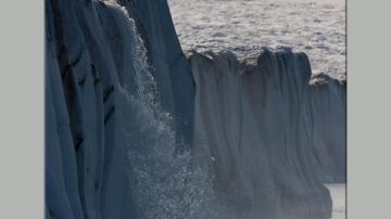 La Agencia Espacial NASA alertó hoy de que uno de los mayores glaciares de Groenlandia (Dinamarca) se está derritiendo a una velocidad "acelerada".