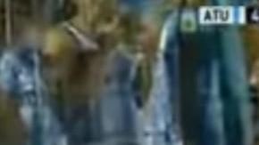 El momento de la expulsión a un lado de la banca.