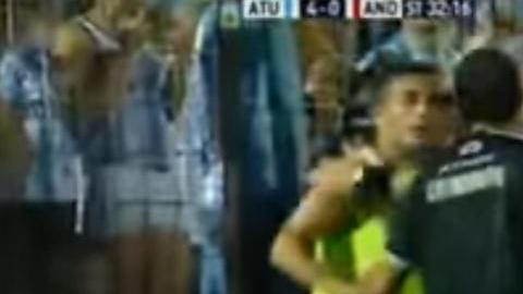 El momento de la expulsión a un lado de la banca.