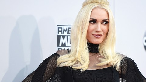 Gwen Stefani usualmente destaca por su único pero halagador estilo pero esta noche fue la excepción con este raro traje.