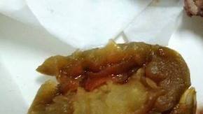 Presunta imagen de la hamburguesa con restos de rata. Foto @rex_mp