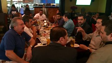 Los negocios y el fútbol son los principales temas de conversación de los hermanos Ortiz en la mesa. (Araceli Martínez/La Opinión).
