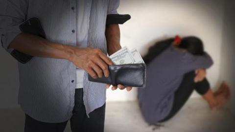 En el 2014, traficantes de humanos generaron 32 mil millones de dólares.