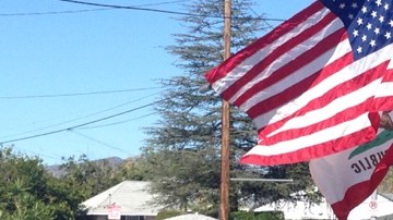 Cientos de personas presenciaron ayer el Desfile del Día de los Veteranos en el Valle de San Fernando.