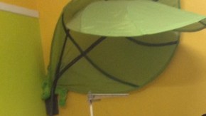 Jeimy Zepeda, al fondo, durante la elaboración de faldas, las cuales son enviadas a mujeres necesitadas en el continente africano.