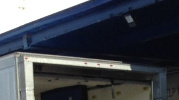 Edis Carranza muestra el pavo que le regalaron. / ISAÍAS ALVARADO