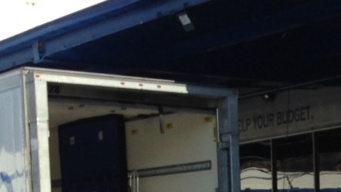 Edis Carranza muestra el pavo que le regalaron. / ISAÍAS ALVARADO