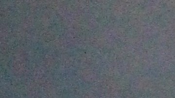 A través del cristal de este cuadro, Beatriz González intenta tocar el rostro de su hija, Nohemí González, quien falleció en la masacre de París, Francia, el pasado 13 de noviembre.