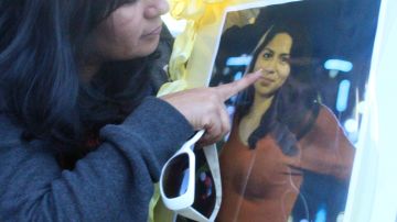 A través del cristal de este cuadro, Beatriz González intenta tocar el rostro de su hija, Nohemí González, quien falleció en la masacre de París, Francia, el pasado 13 de noviembre.