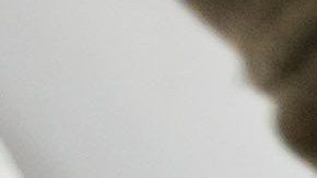 El comandante Scott Kelly  prueba su traje dentro de la cámara de aire de la Estación Espacial Internacional antes de una caminata espacial.