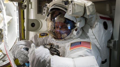 El comandante Scott Kelly  prueba su traje dentro de la cámara de aire de la Estación Espacial Internacional antes de una caminata espacial.