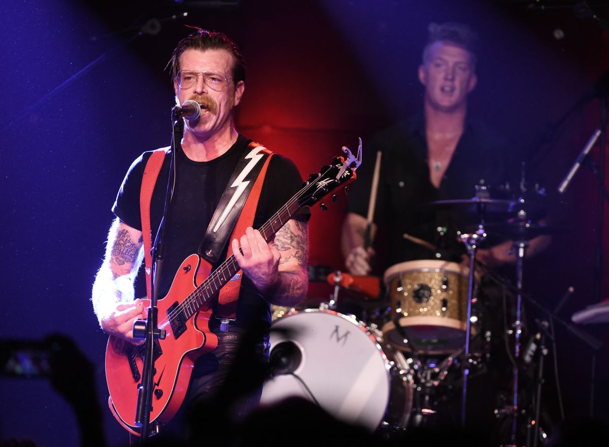 Jesse Hughes (izq.) y Josh Homme de la banda Eagles of Death Metal en un concierto reciente en Los Ángeles.