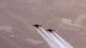 Los dos  pilotos vuelan junto al avión Airbus 380 sobre Dubai.