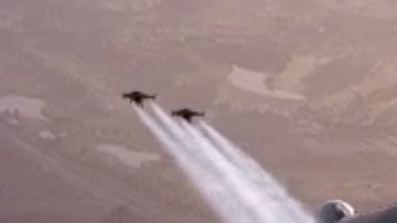 Los dos  pilotos vuelan junto al avión Airbus 380 sobre Dubai.