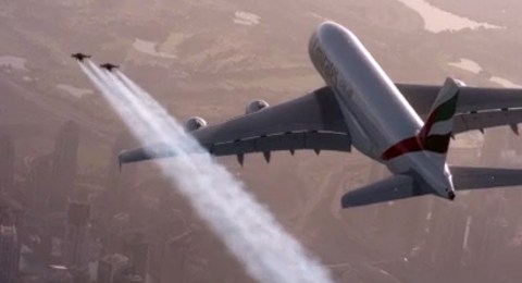 Los dos pilotos vuelan junto al avión Airbus 380 sobre Dubai.