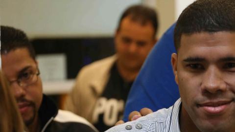 Al salir del Centro Judicial de San Juan caminando a prisa y con sus manos en los bolsillos refirió las preguntas de los periodistas a su abogado Rafael Borrás.