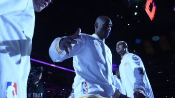 Kobe Bryant al ser presentado en el Staples Center antes del juego del domingo contra los Pacers.