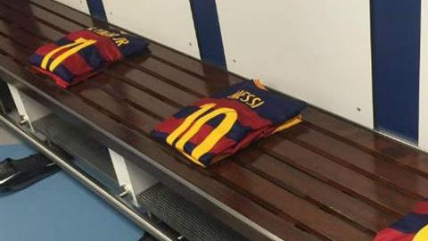 Las camisetas de Messi, Netymar y Suárez, en el Santiago Bernabéu.
