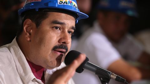 CAR01. CARACAS (VENEZUELA) 31/10/2015. Fotografía cedida por prensa de Miraflores hoy, sábado 31 de octubre de 2015, donde se observa al presidente de Venezuela,Nicolás Maduro, participar en un acto de gobierno en Caracas. (Venezuela). Maduro acusó hoy a Estados Unidos de contaminar sus afluentes subterráneos de agua dulce y provocar microterremotos semanales con su técnica de extracción petrolera "fracking" (extracción hidráulica) que fractura la corteza terrestre. EFE/PRENSA MIRAFLORES/ NO VENTAS/ SOLO USO EDITORIAL