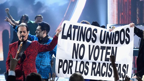 Los integrantes de Maná y Los Tigres del Norte unieron sus voces y activismo en el escenario de los Latin Grammy 2015.